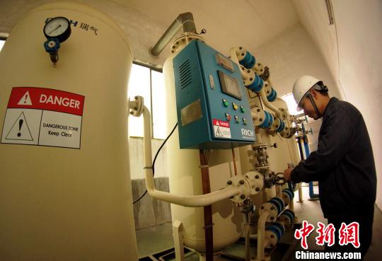中央儲備糧贛州直屬庫有限公司一車間內制氮設備正在作業?！⊥蹶魂?攝